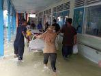 petugas-paramedis-rsud-kraton-pekalongan-jawa-tengah-mengevakuasi-pasien-karena-banjir.jpg