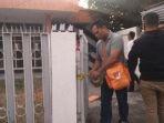 pihak-kepolisian-saat-membatasi-rumah-yang-ditemukan-mayat-di-kupang.jpg