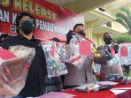 polisi-saat-memperlihatkan-barang-bukti-yang-digunakan-oleh-dukun-pengganda-uang.jpg