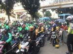 puluhan-ojek-online-memblok-jalan-casablanca-selasa-2572017_20170725_150912.jpg