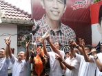 relawan-jokowi-di-sumut-lepaskan-tujuh-ekor-burung-merpati-usai-pelantikan-jokowi-jk_20171105_232809.jpg