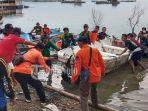 relawan-mengevakuasi-perahu-yang-celaka-wisatawan-di-waduk-kedung-ombo-di-dukuh-bulu.jpg