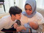 rieta-amilia-ajari-rafathar-gendong-rayyanza.jpg