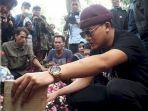 rizky-febian-saat-berada-di-pemakaman-ibunya-lina-zubaedah.jpg
