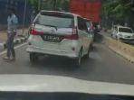 sebuah-video-yang-merekam-aksi-kebrutalan-sejumlah-orang-dengan-menimpuki-mobil-yang-ditumpangi.jpg