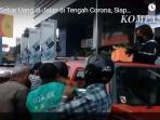 seorang-wanita-menyebar-uang-di-jalanan-umum-kota-yogyakarta.jpg