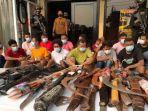 setumpuk-barang-bukti-beserta-orang-yang-diamankan-dari-kampung-ambon-sabtu-852021.jpg
