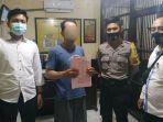 sj-saat-akan-menjalani-penahanan-di-mapolres-tulungagung.jpg