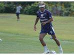 style-baru-bek-persib-bandung-daisuke-sato-setelah-dapat-5-jahitan-di-pelipis.jpg