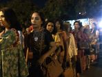 suasana-di-simpang-jl-kutai-utara-solo-para-relawan-mengantri-masuk-ke-rumah-jokowi_20171107_182938.jpg