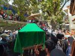 suasana-pemakaman-didi-kempot-di-tpu-dukuh-jatisari-majasem-kecamatan-kendal-ngawi.jpg