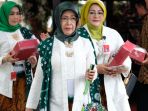 tamu-undangan-dapat-suvenir-di-siraman-kahiyang-ayu_20171107_153651.jpg
