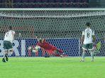 teja-paku-alam-berhasil-tepis-penalti-persik-kediri.jpg