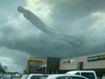 terlihat-sesuatu-yang-aneh-terbang-di-atas-atap-pusat-perbelanjaan-di-kitwe-zambia_20170306_121545.jpg