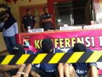 tiga-tersangka-pembobol-atm-dihadirkan-dalam-ekspose-di-mapolda-lampung-senin-29-oktober-2018_20181030_132823.jpg