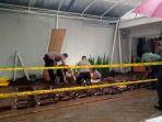 tim-jibom-polda-jabar-tengah-melakukan-penggalian-mortir.jpg