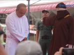 turis-saksikan-langsung-hukuman-cambuk_20170321_143808.jpg