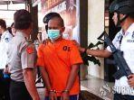 tw-33-tersangka-pencabulan-terhadap-anak-tirinya-saat-dikeler-di-mapolres-tulungagung.jpg