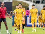 usman-diarra-kiri-dan-para-pemain-bhayangkara-fc.jpg