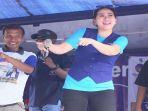 venna-melinda-sedang-menjadi-intruktur-senam.jpg