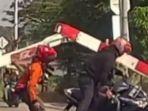video-menampilkan-seorang-pengendara-sepeda-motor-menabrak-palang-perlintasan-kereta-api.jpg