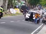 video-viral-berjalan-santai-di-tengah-bahu-jalan-sarangan.jpg