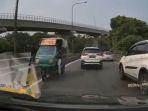 viral-motor-roda-tiga-masuk-tol-cawang-di-kawasan-jakarta-timur-jumat-2142023.jpg