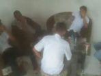 viral-warga-gerebek-pegawai-desa-sedang-pesta-miras-di-kantor-kepala-desa.jpg