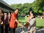 wali-kota-magelang-memberikan-hadiah-sepeda-untuk-warganya-yang-paling-cepat-bayar-pajak.jpg