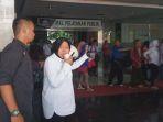 wali-kota-surabaya-tri-rismaharini-saat-bantu-evakuasi-penghuni-mall-pelayanan-publik-gedung-siola.jpg