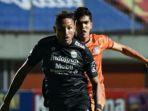 wander-luiz-saat-berhadapan-dengan-pemain-persiraja-banda.jpg