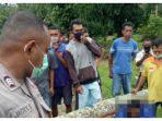 warga-saat-mengerumuni-korban-yang-tertimpa-batang-pohon-kelapa-yang-tumbang.jpg